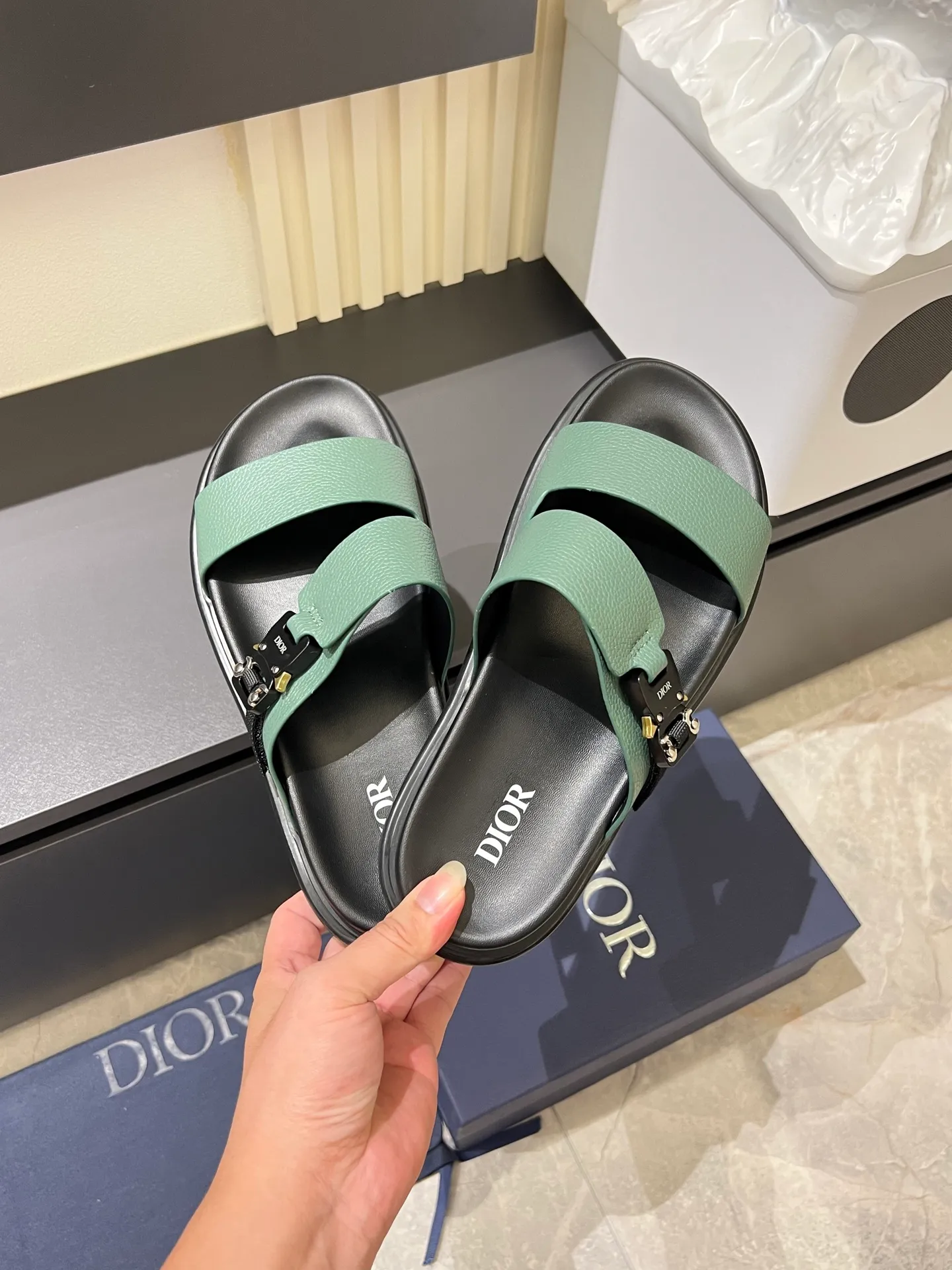 Men's Men's Shoes 💰p320 Dio* Men's Sandals Slippers. Showcasing Dior haute couture design. The Dior gray suede strap is accented with an aluminum Dior buckle for added style. Paired with a comfortable tonal notch sole, they pair easily with shorts or jeans for a sophisticated look. Main body: suede cow leather, technical fabric lining: cow leather, with adjustable straps, aluminum Dior buckle, Dior gray EVA insole, tonal notched rubber outsole splicing structure, size: 38-44 (customized at 45.46)